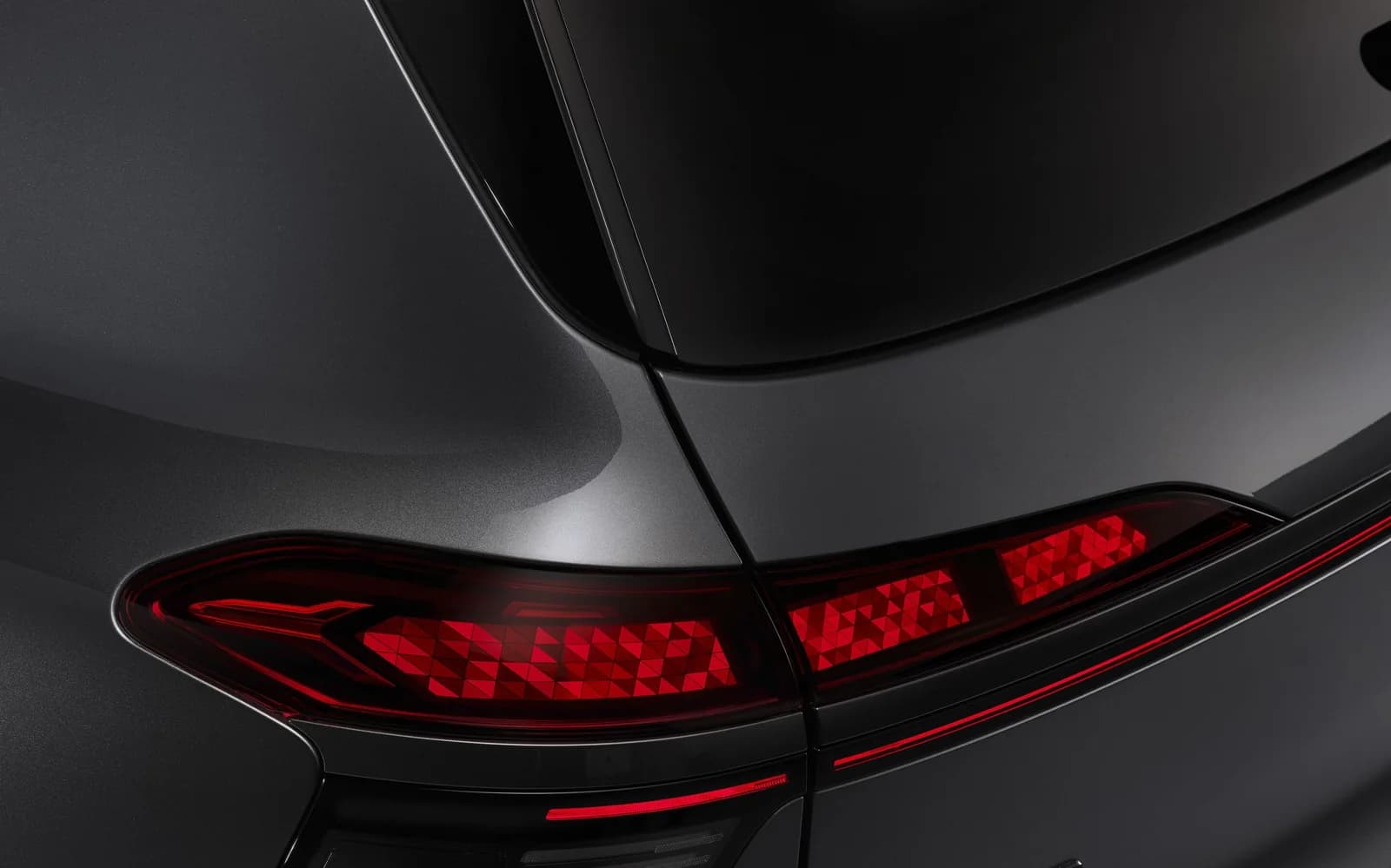 Крупный план цифрового OLED-фонаря Audi Q9 с изогнутой панелью