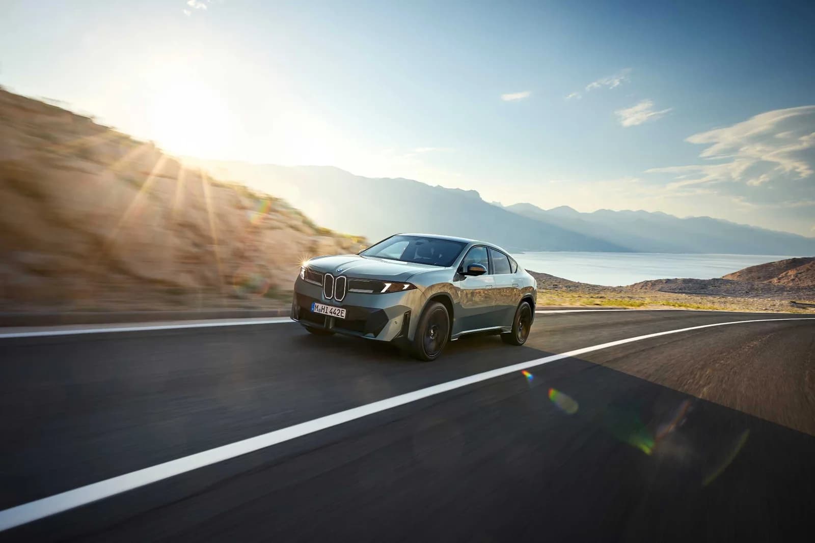 Новая электрическая BMW iX4 на дороге, официальный пресс-кадр
