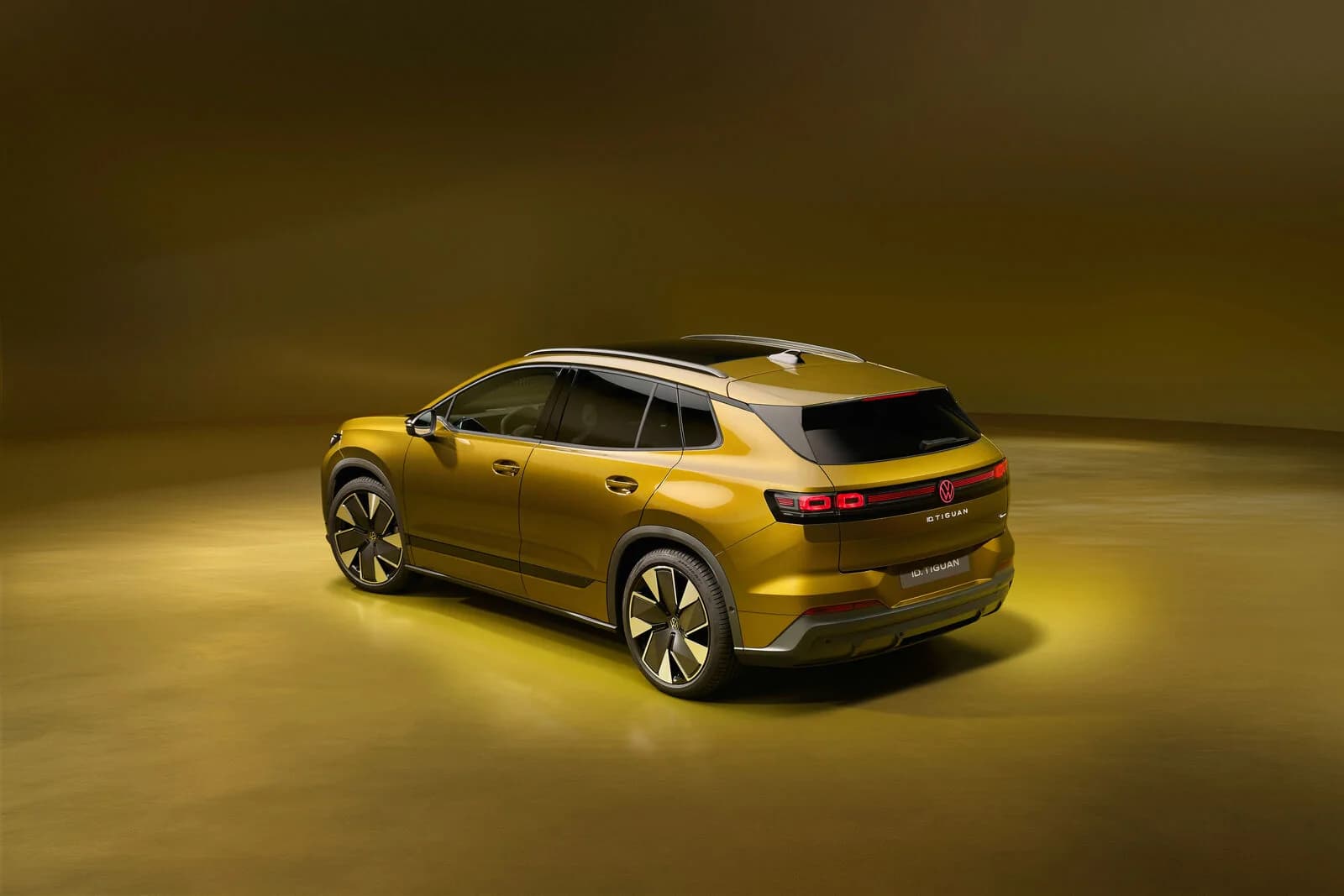 Электрический Volkswagen ID. Tiguan в жёлтом цвете, вид сзади
