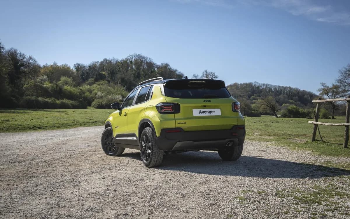 Jeep Avenger 4xe на загородной дороге