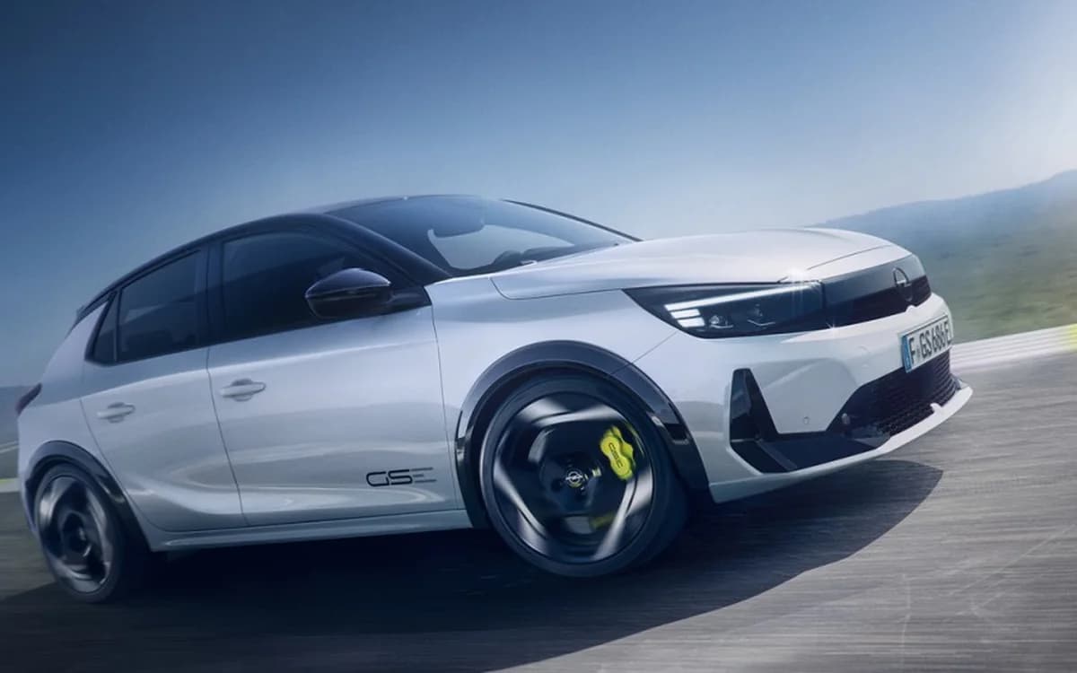 Электрический хэтчбек Opel Corsa GSE на трассе