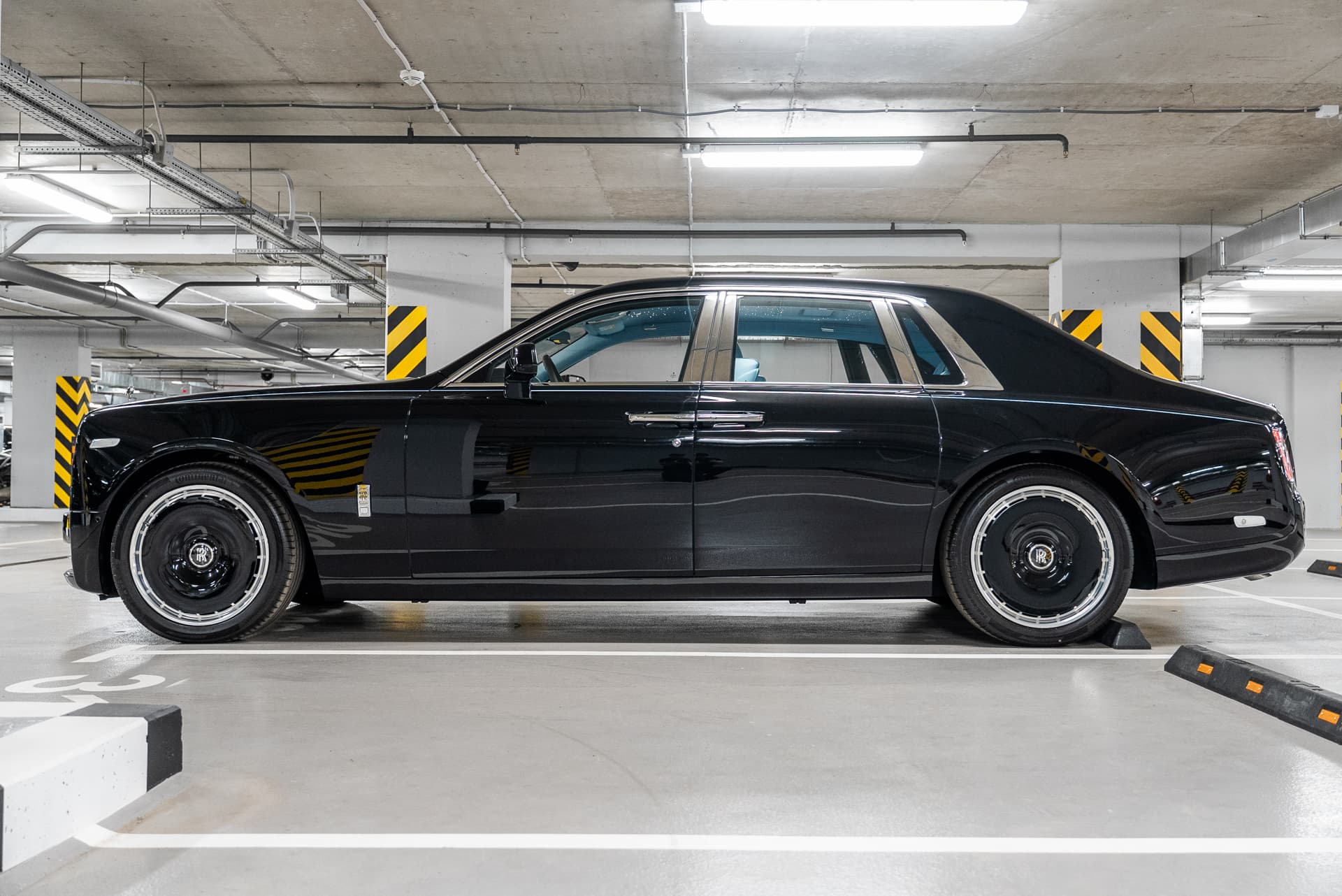 Rolls-Royce Phantom 2025 - фото 5
