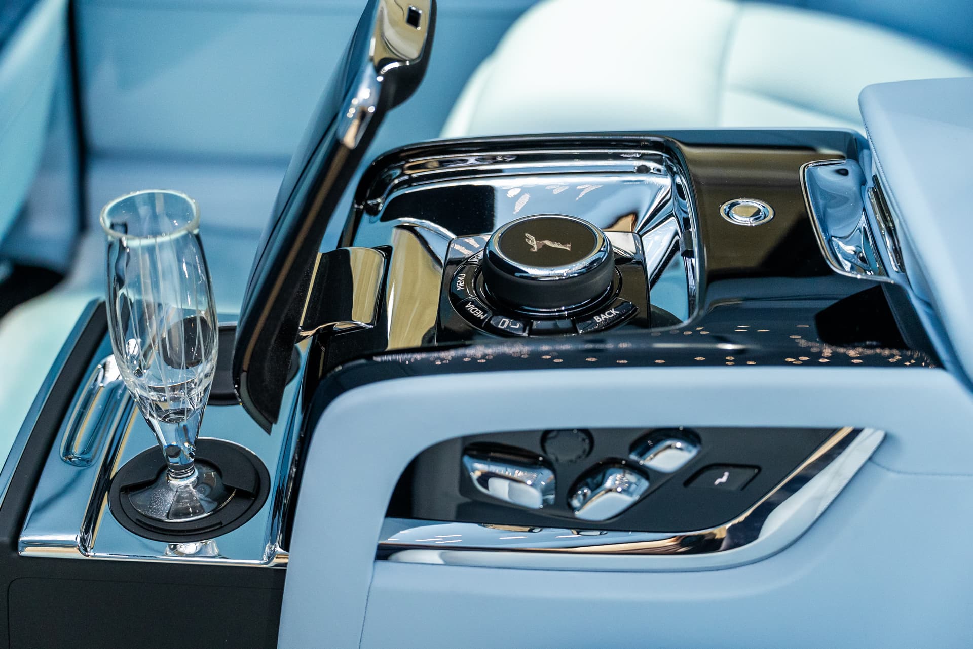 Rolls-Royce Phantom 2025 - фото 27