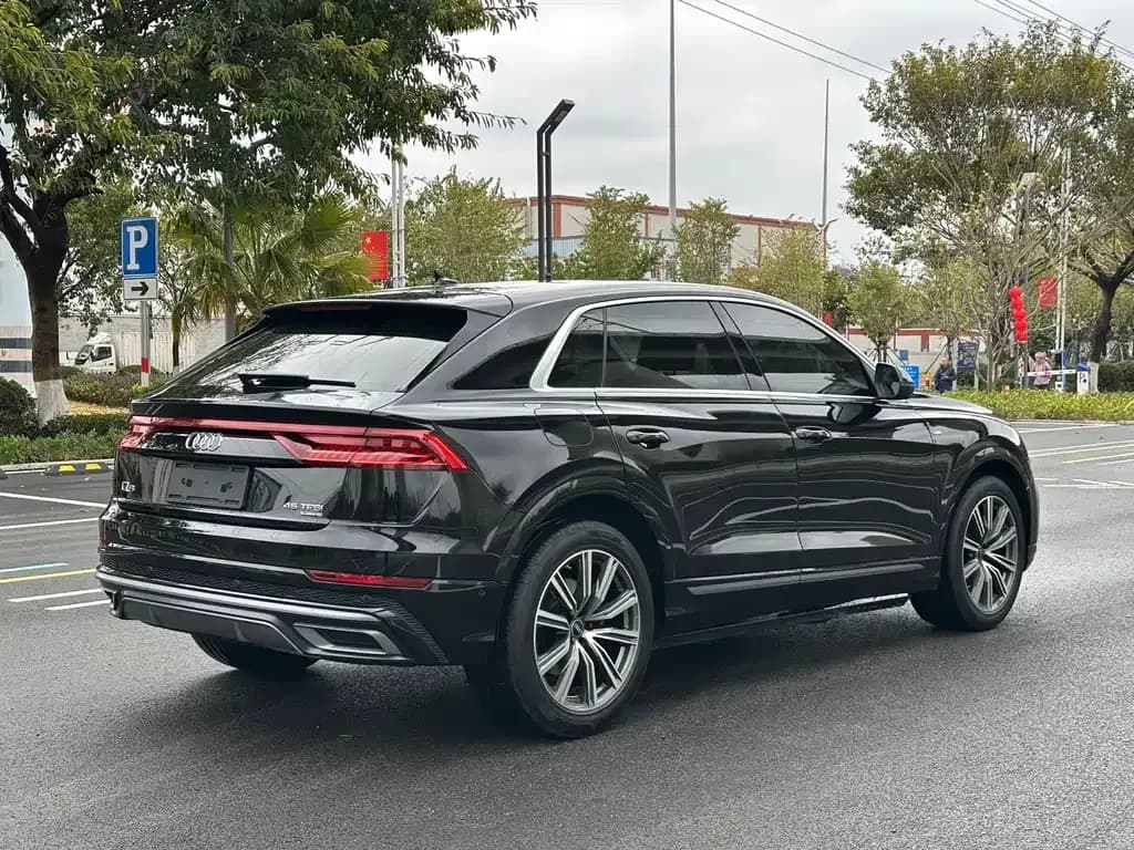 AUDI Q8 55 TFSI 3.0 л. 2023 - фото 4
