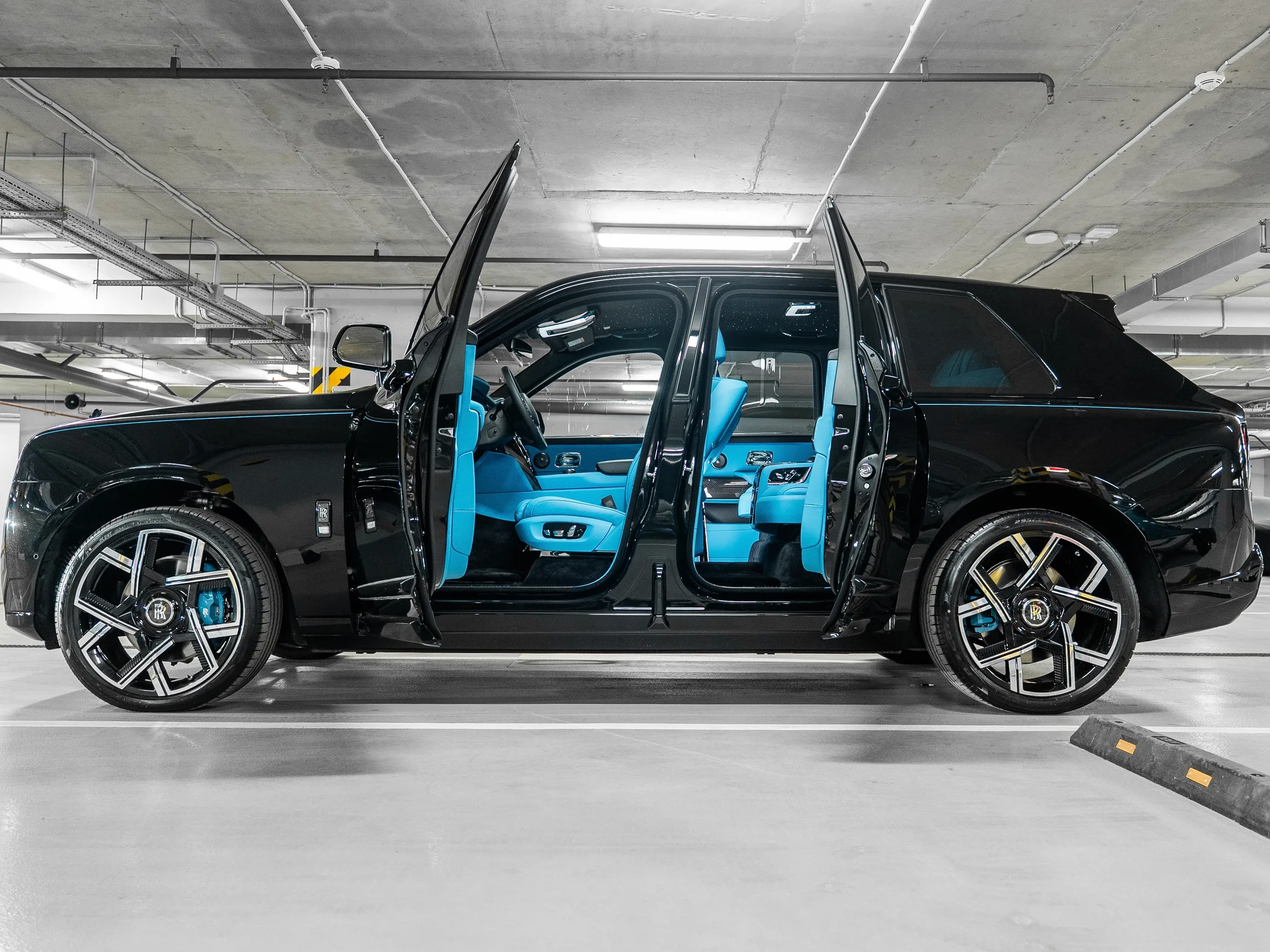 Rolls-Royce Cullinan Black Badge 2025 - фото 2