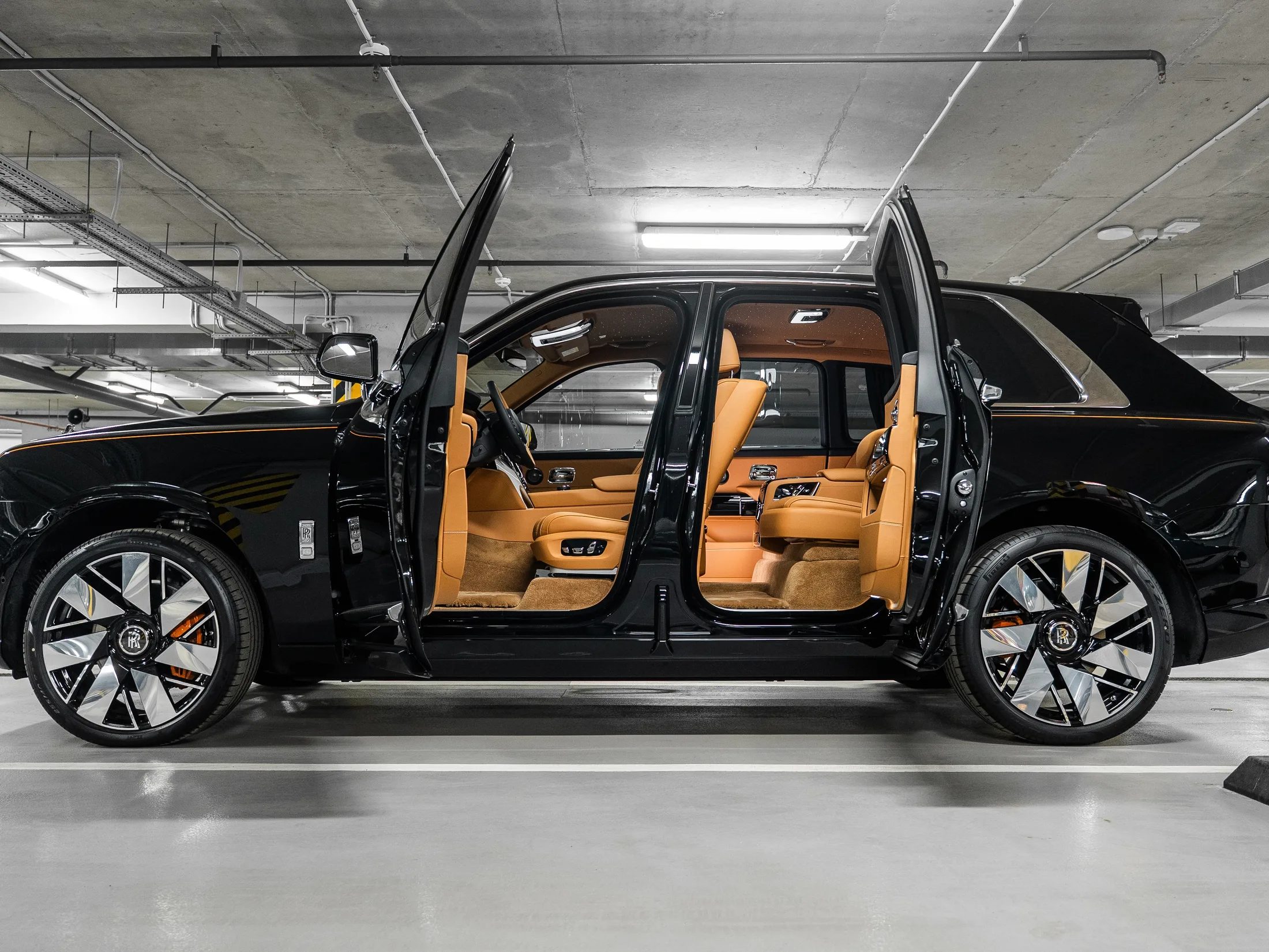 Rolls-Royce Cullinan Silver Badge 2022 - фото 2