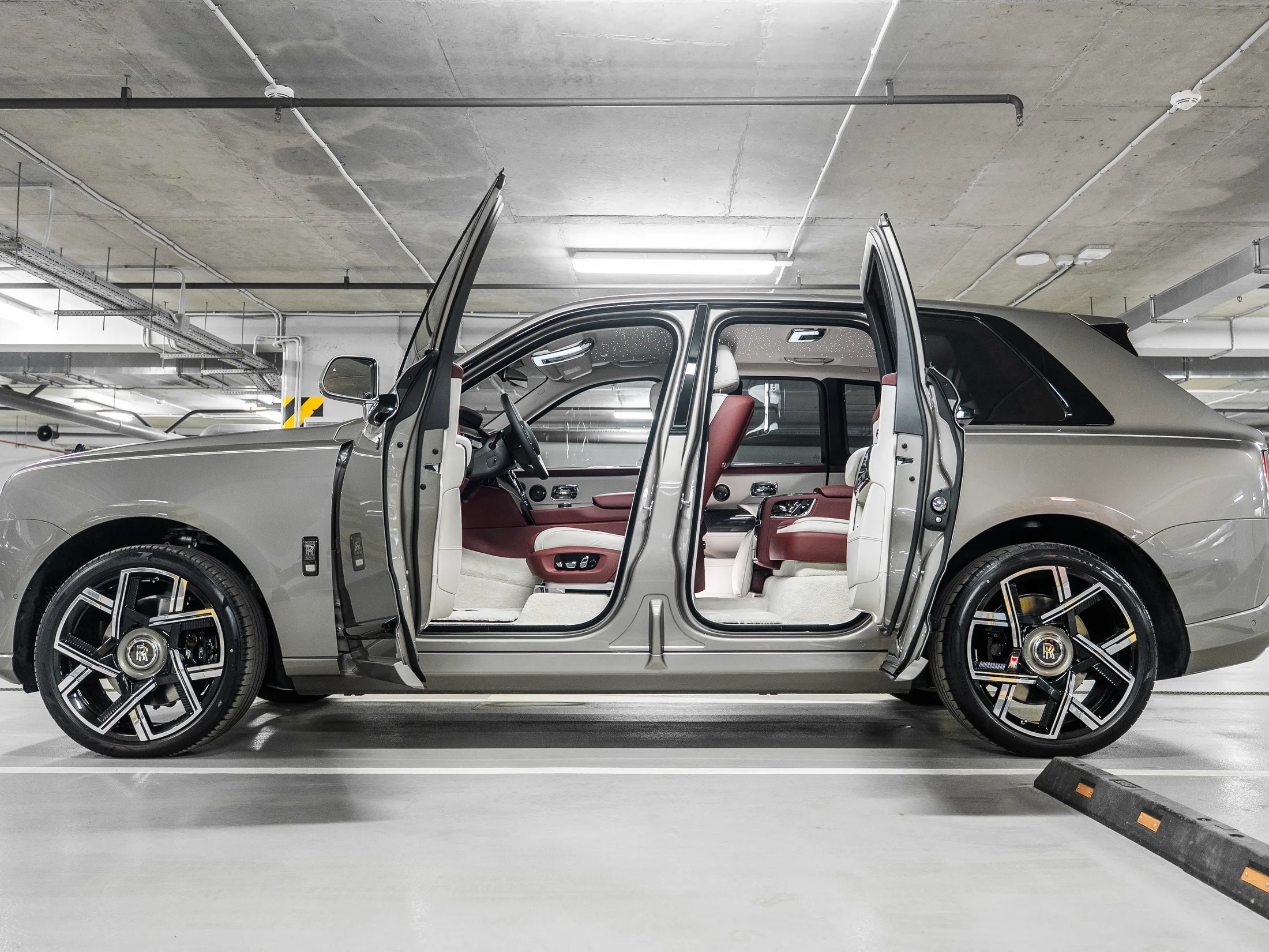 Rolls-Royce Cullinan Black Badge 2026 - фото 2