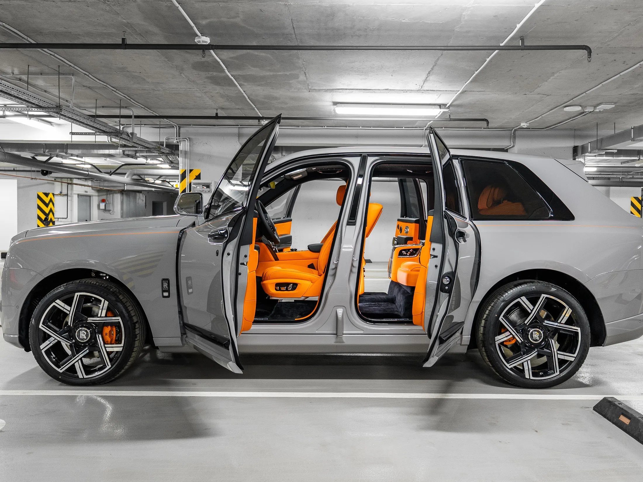 Rolls-Royce Cullinan Black Badge 2025 - фото 2