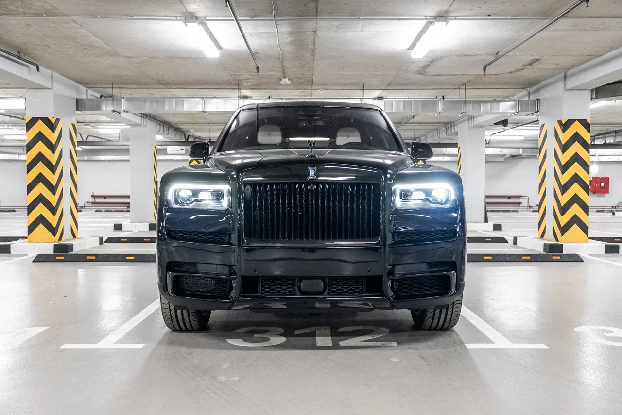 Rolls-Royce Cullinan Black Badge 2023 - фото 4
