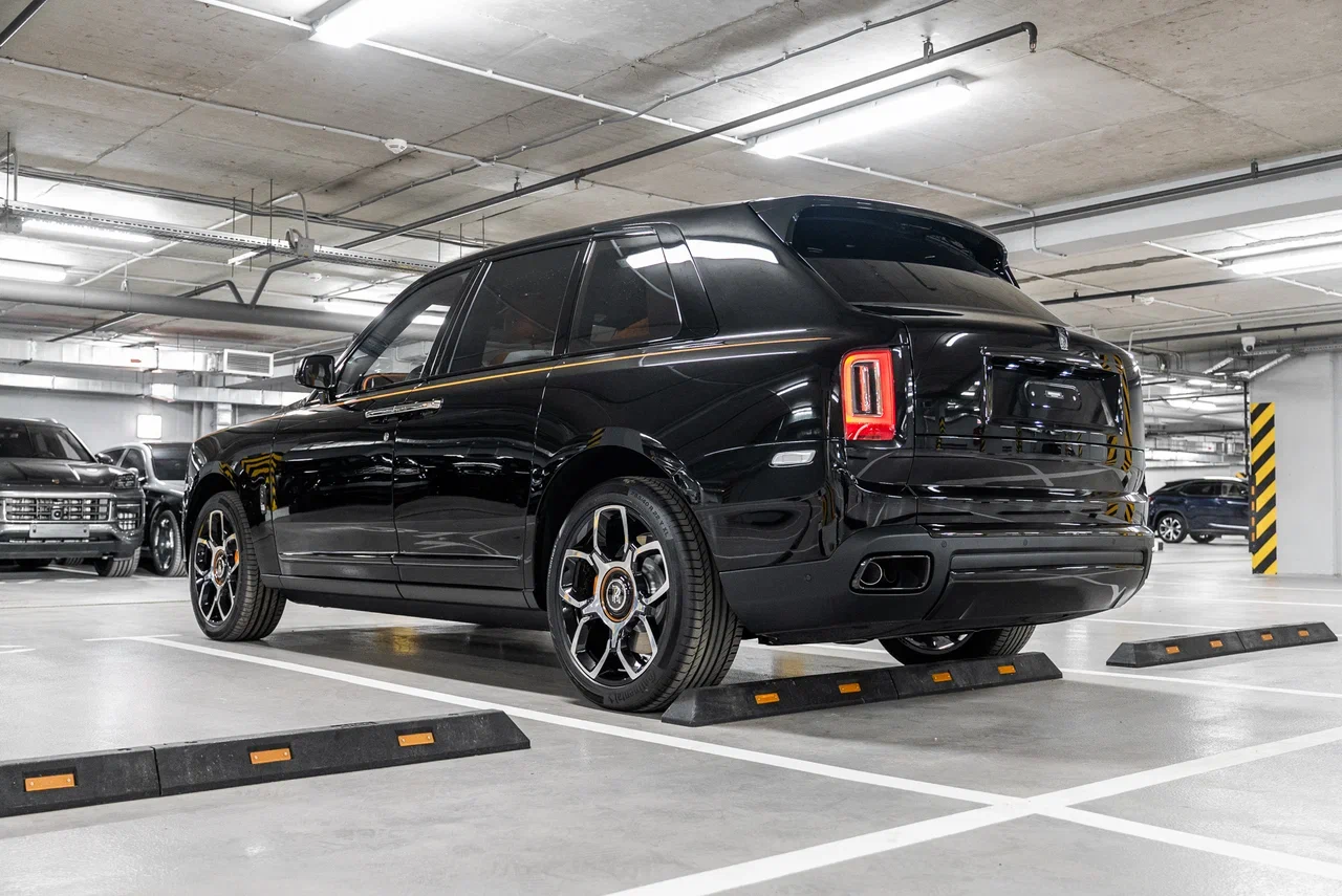 Rolls-Royce Cullinan Black Badge 2023 - фото 6
