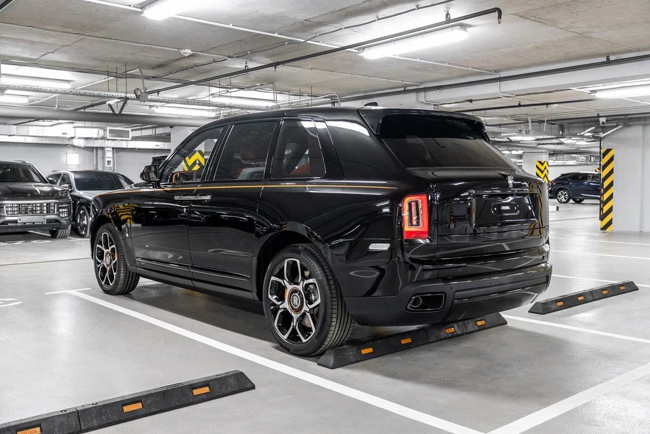 Rolls-Royce Cullinan Black Badge 2023 - фото 7