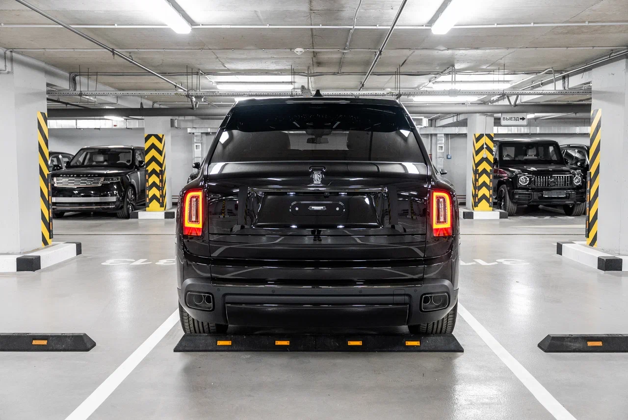 Rolls-Royce Cullinan Black Badge 2023 - фото 8