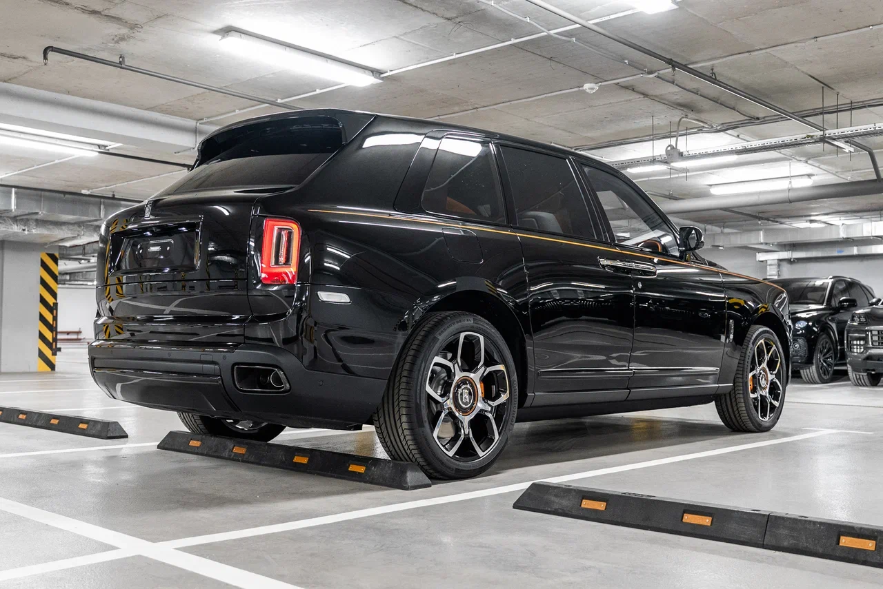 Rolls-Royce Cullinan Black Badge 2023 - фото 9
