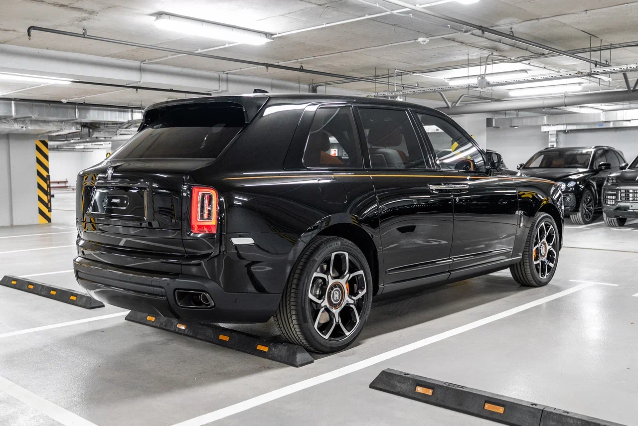 Rolls-Royce Cullinan Black Badge 2023 - фото 10