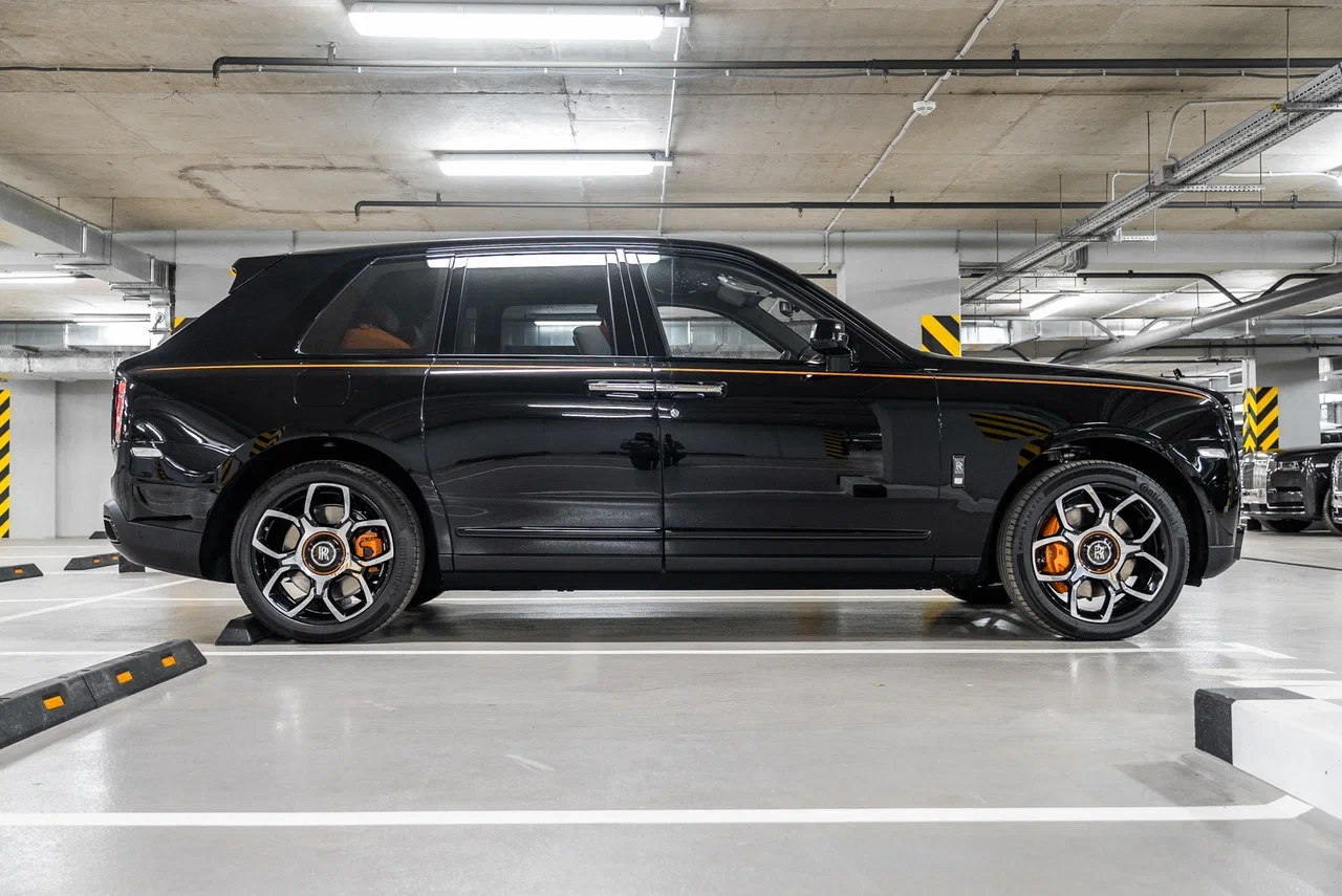 Rolls-Royce Cullinan Black Badge 2023 - фото 11
