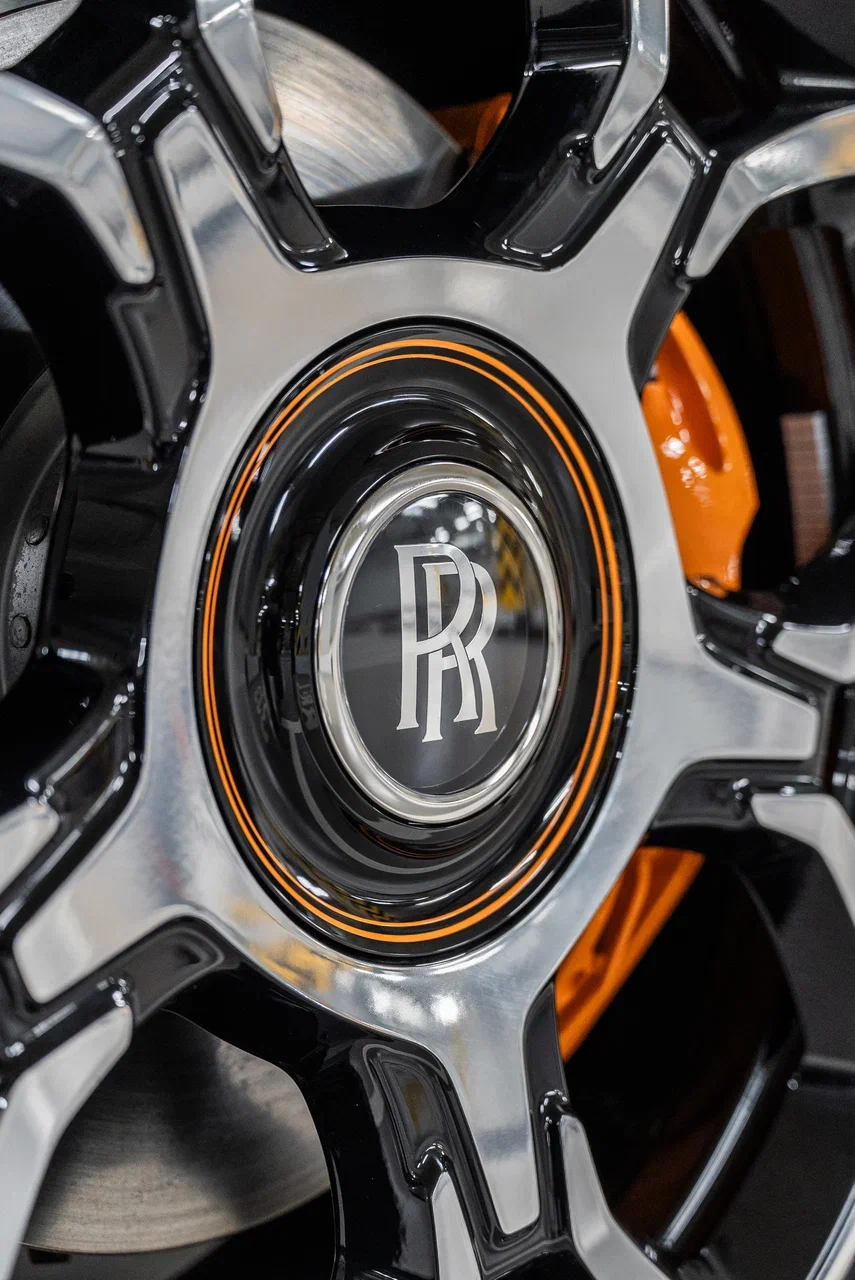 Rolls-Royce Cullinan Black Badge 2023 - фото 13