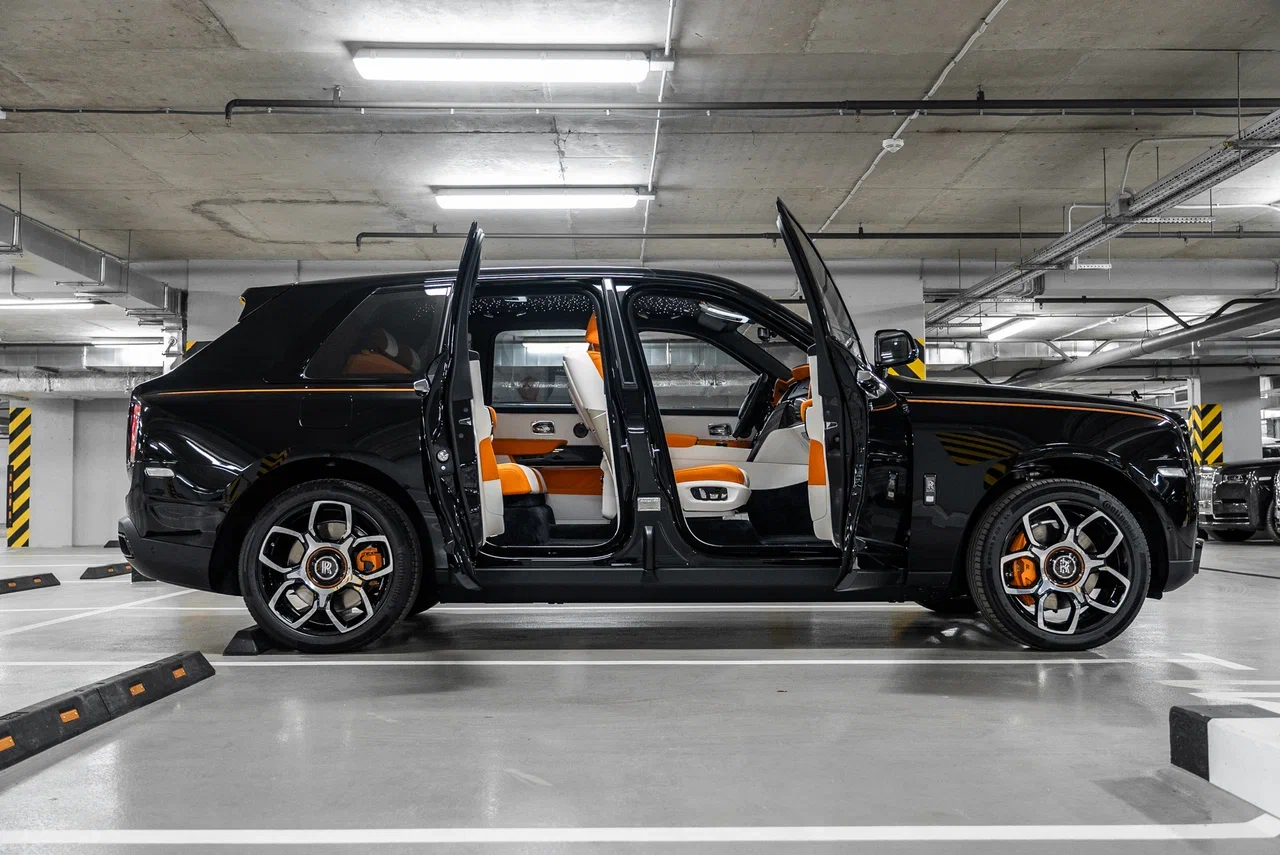 Rolls-Royce Cullinan Black Badge 2023 - фото 16
