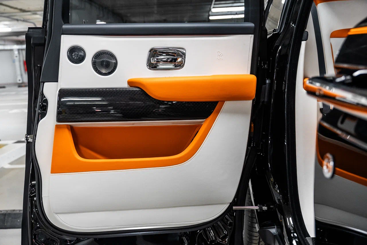 Rolls-Royce Cullinan Black Badge 2023 - фото 17