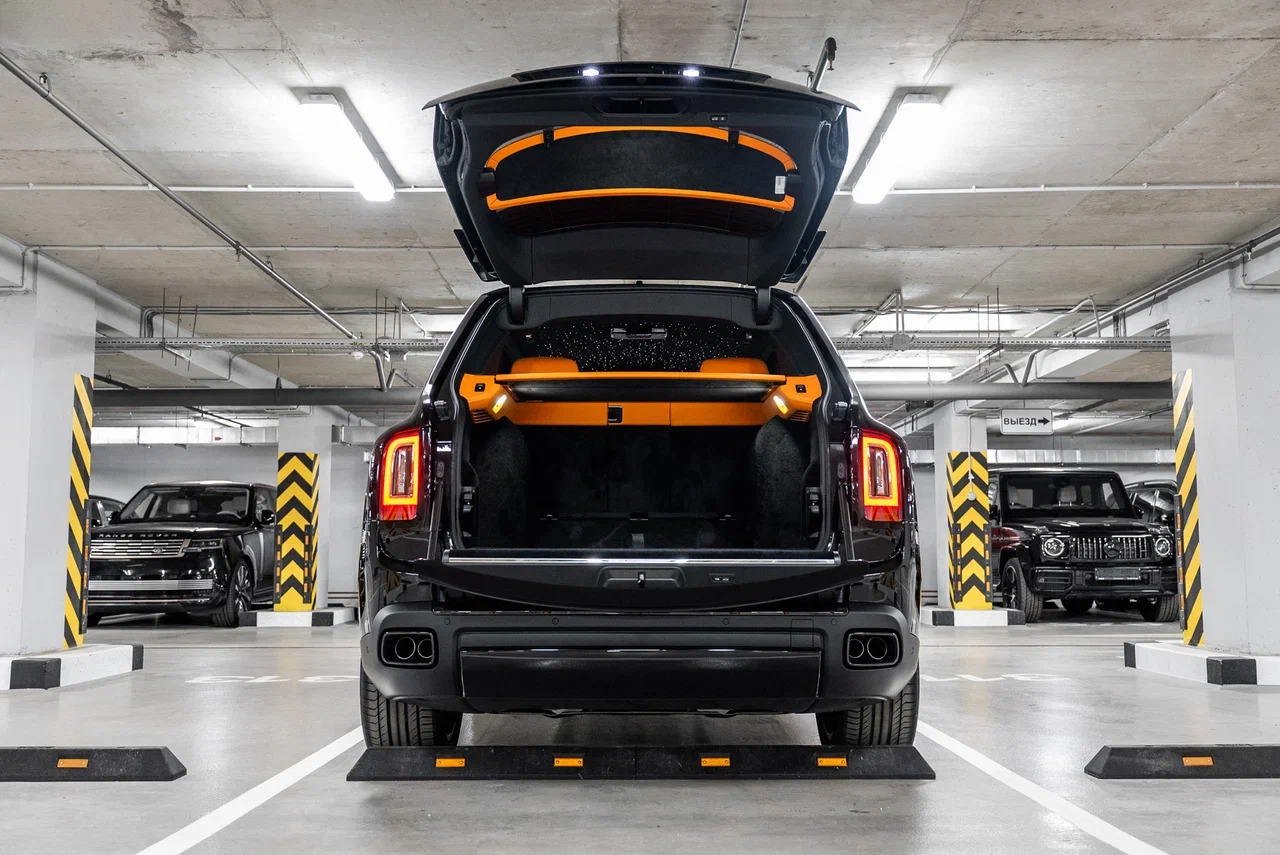 Rolls-Royce Cullinan Black Badge 2023 - фото 22