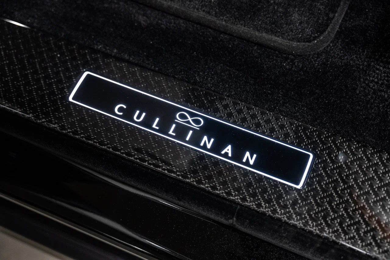 Rolls-Royce Cullinan Black Badge 2023 - фото 30