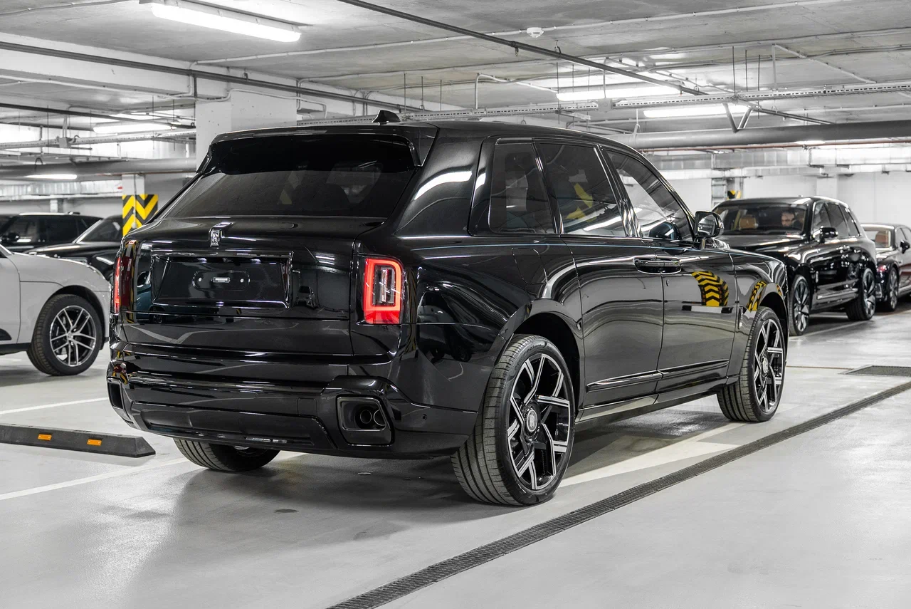 Rolls-Royce Cullinan Black Badge 2025 - фото 9