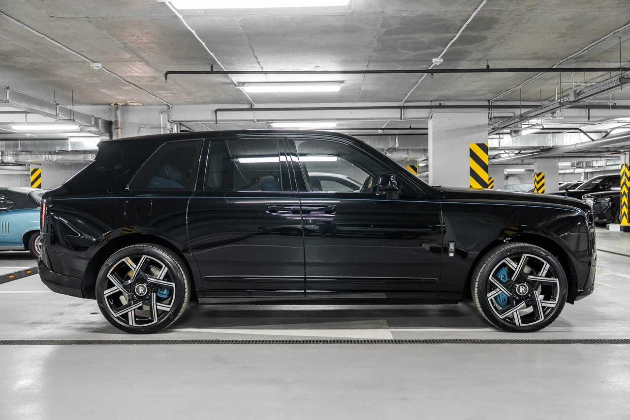 Rolls-Royce Cullinan Black Badge 2025 - фото 10