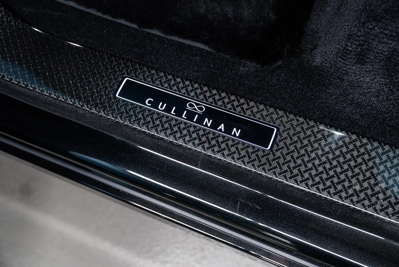 Rolls-Royce Cullinan Black Badge 2025 - фото 18