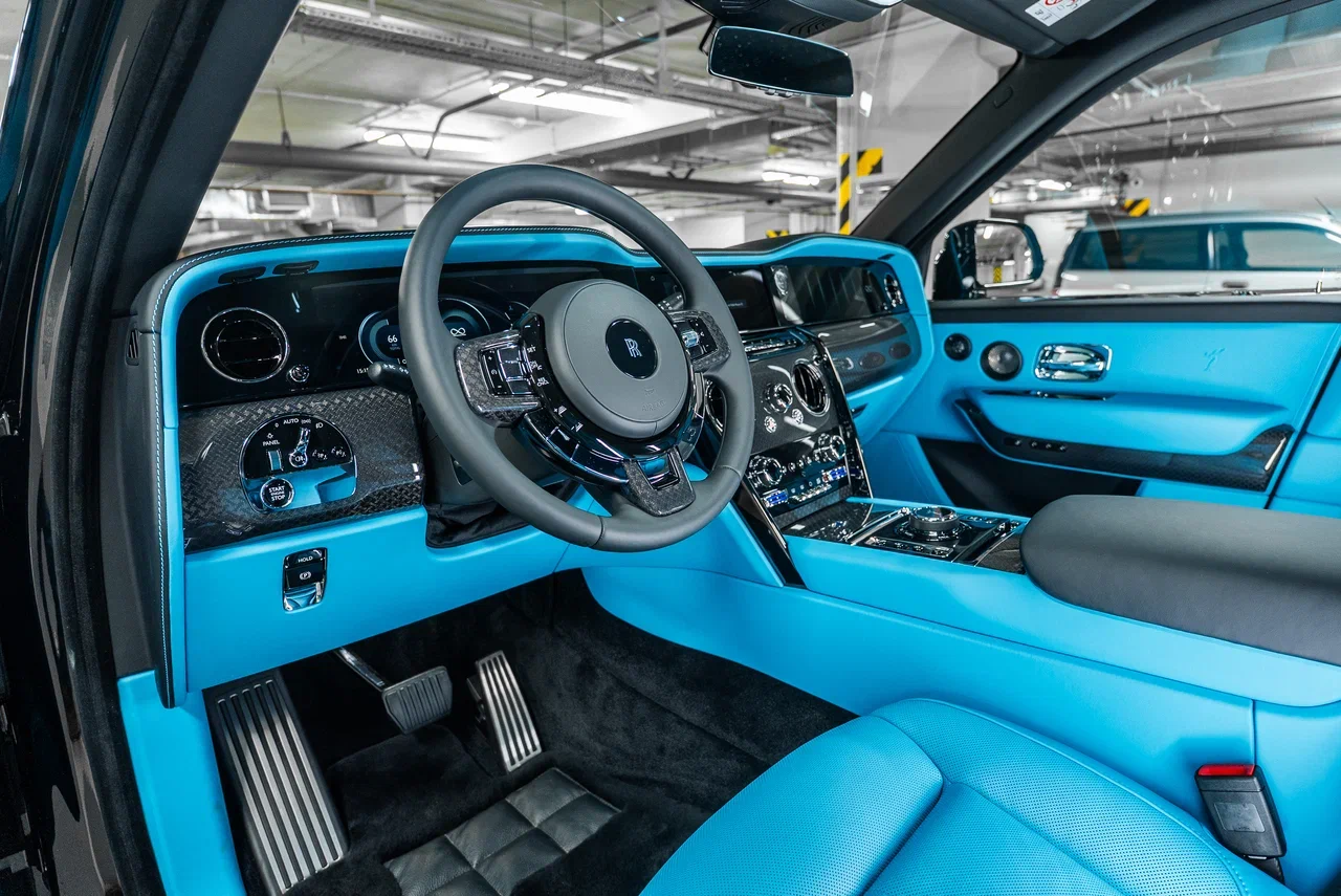 Rolls-Royce Cullinan Black Badge 2025 - фото 17