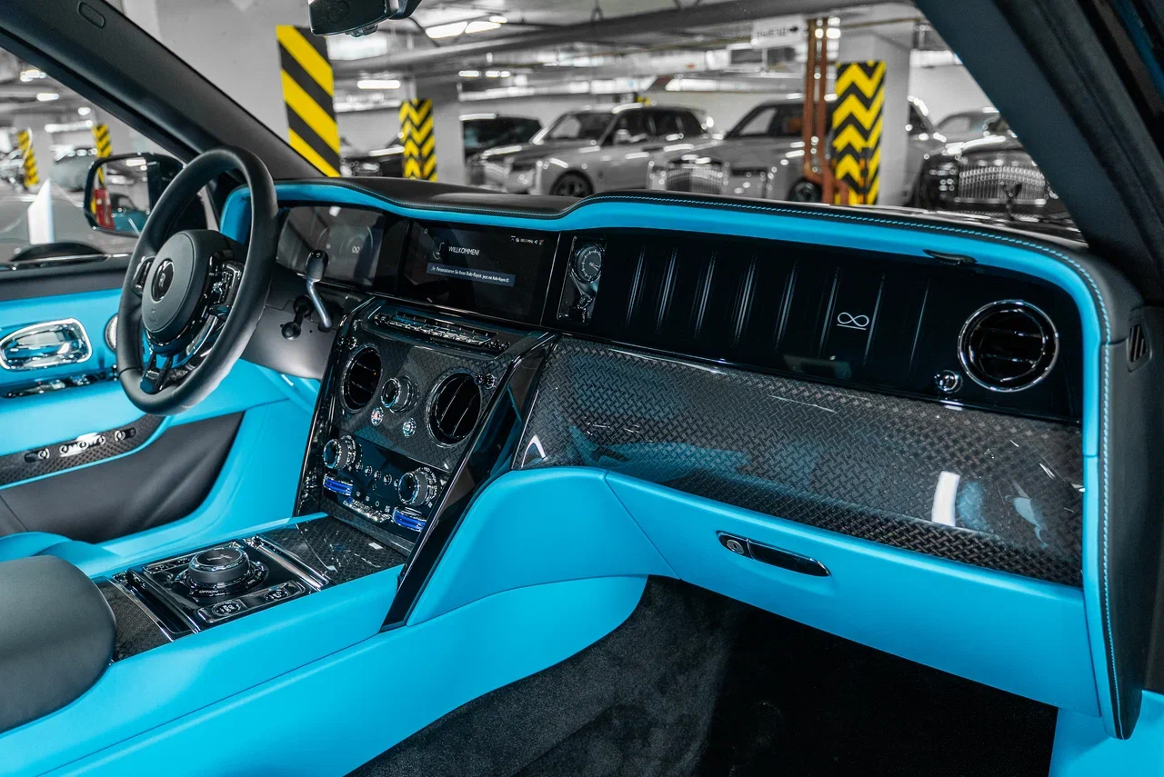 Rolls-Royce Cullinan Black Badge 2025 - фото 23