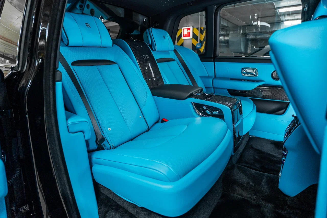 Rolls-Royce Cullinan Black Badge 2025 - фото 28