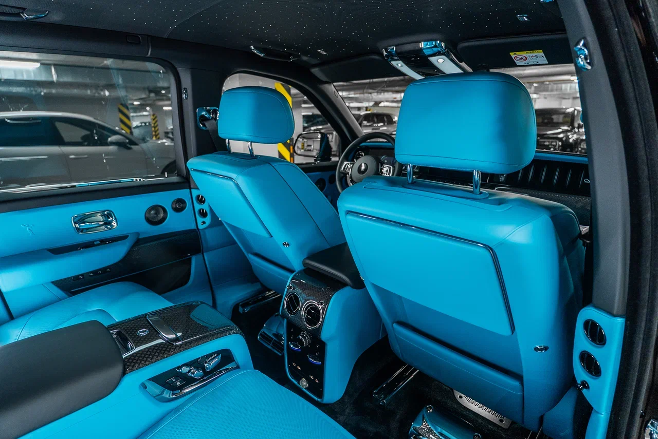 Rolls-Royce Cullinan Black Badge 2025 - фото 30
