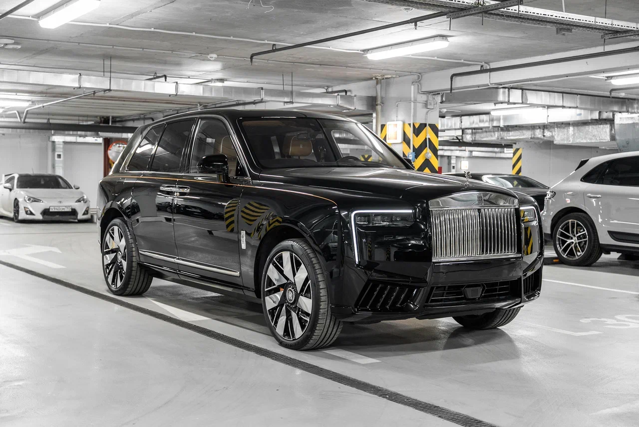 Rolls-Royce Cullinan Silver Badge 2022 - фото 3