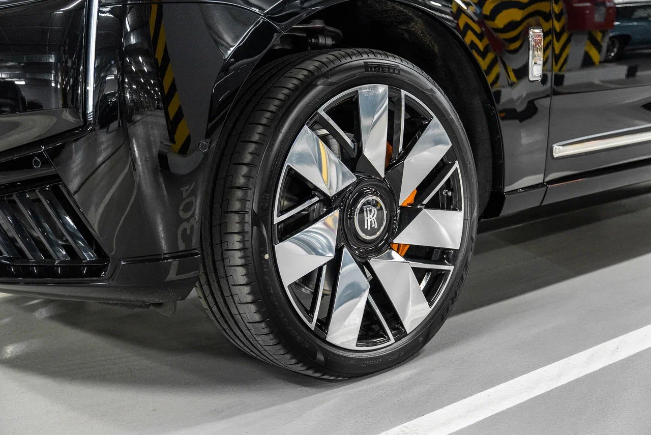 Rolls-Royce Cullinan Silver Badge 2022 - фото 4