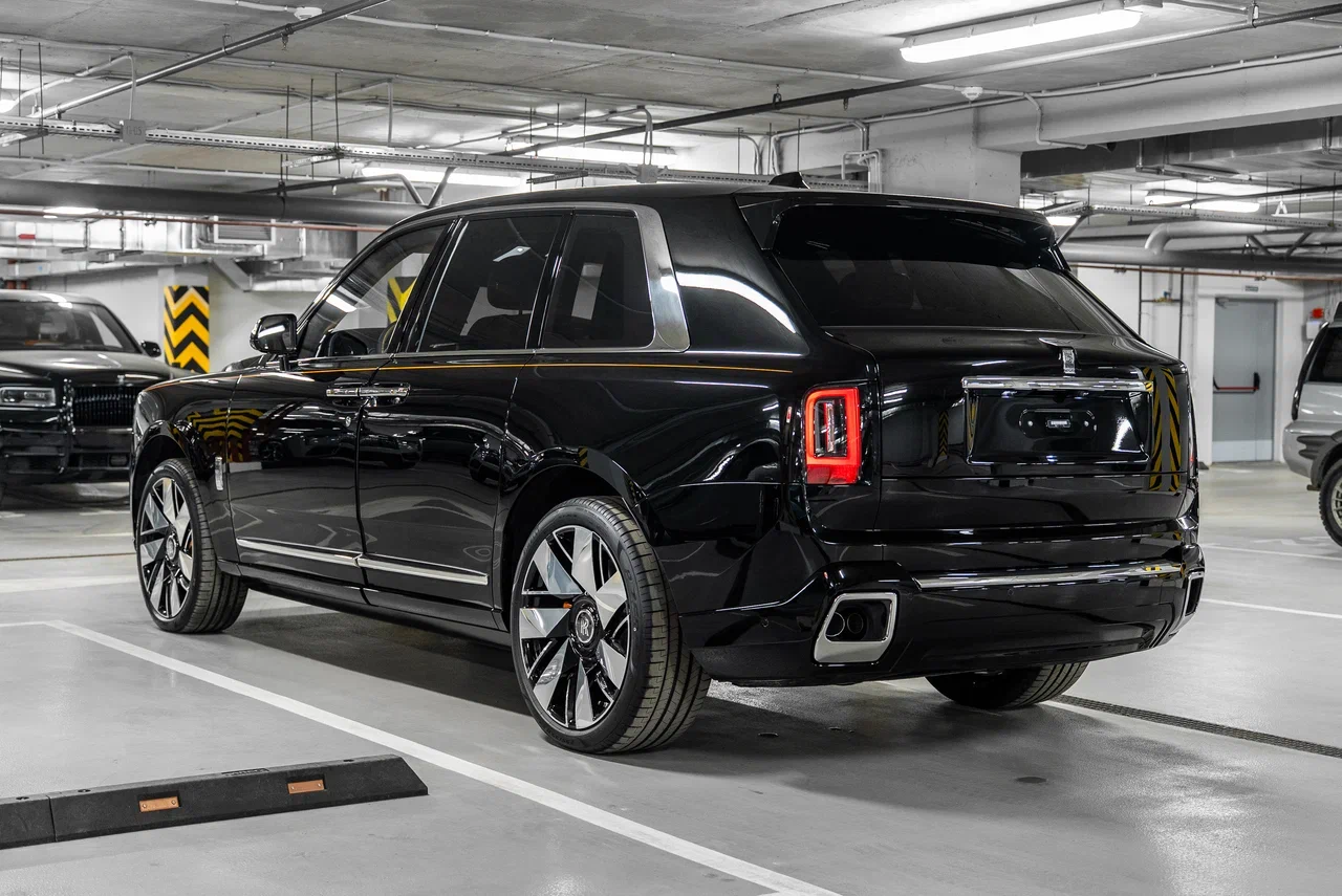 Rolls-Royce Cullinan Silver Badge 2022 - фото 6