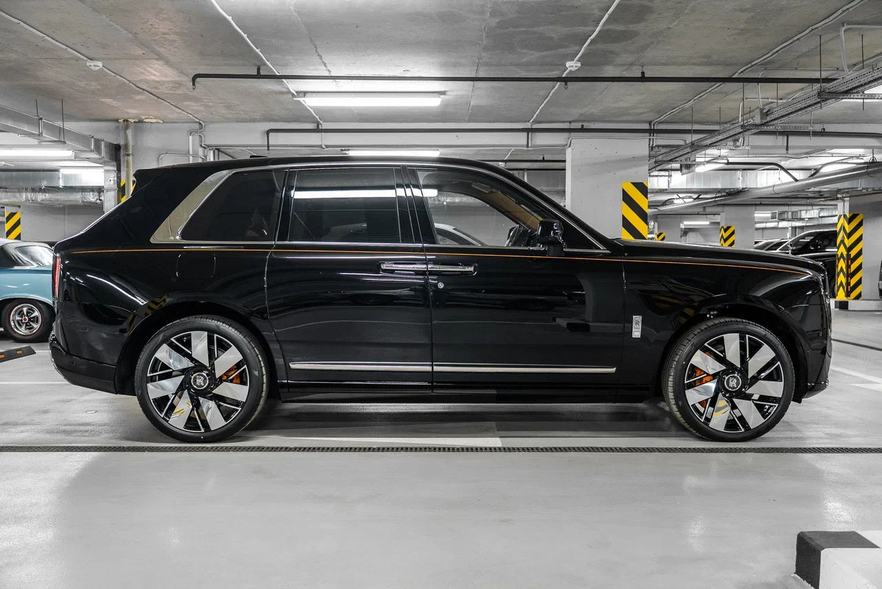 Rolls-Royce Cullinan Silver Badge 2022 - фото 8