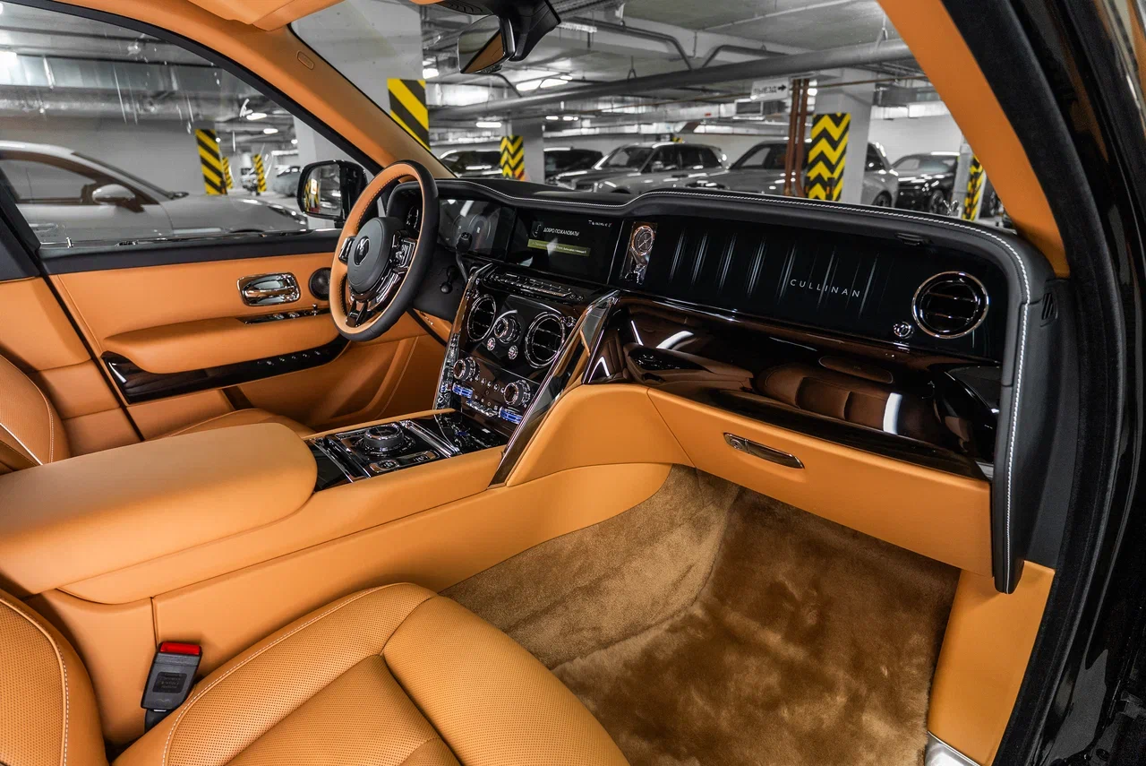 Rolls-Royce Cullinan Silver Badge 2022 - фото 16