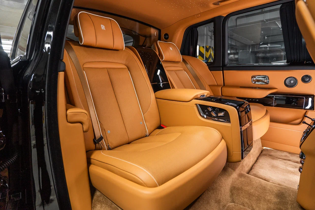 Rolls-Royce Cullinan Silver Badge 2022 - фото 24