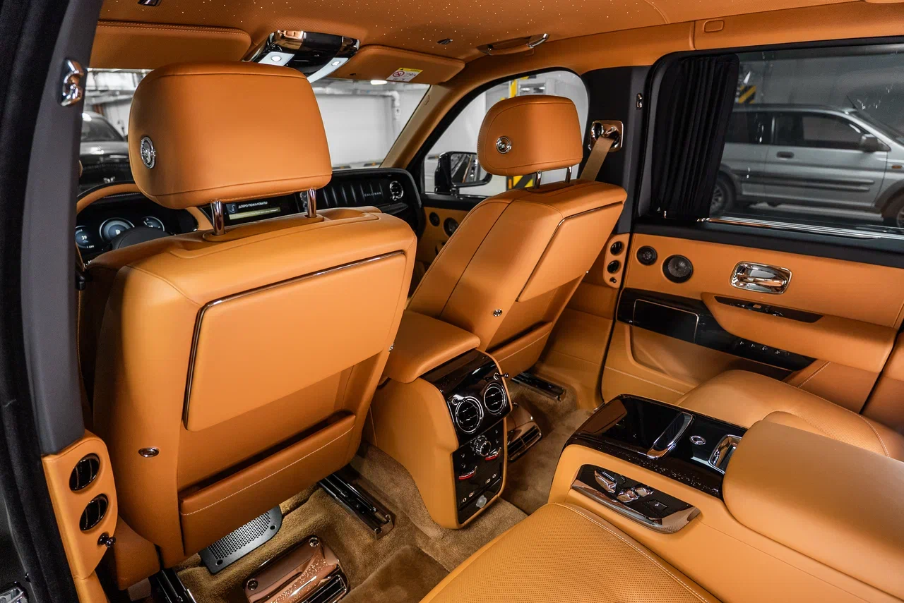 Rolls-Royce Cullinan Silver Badge 2022 - фото 27