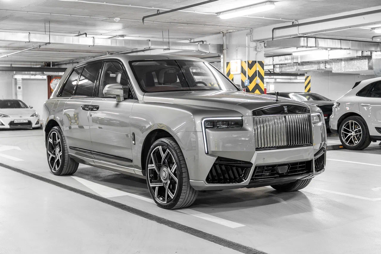 Rolls-Royce Cullinan Black Badge 2026 - фото 3