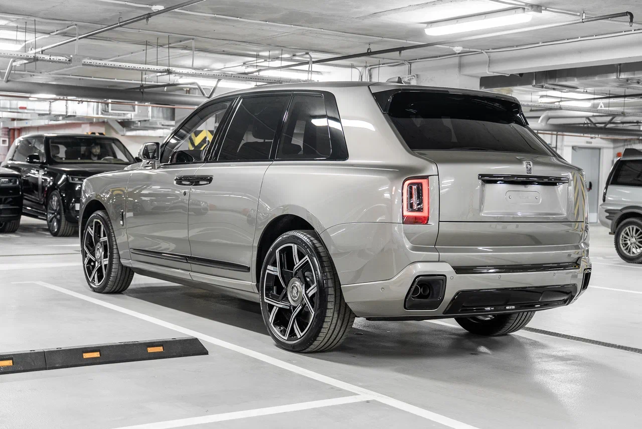 Rolls-Royce Cullinan Black Badge 2026 - фото 6