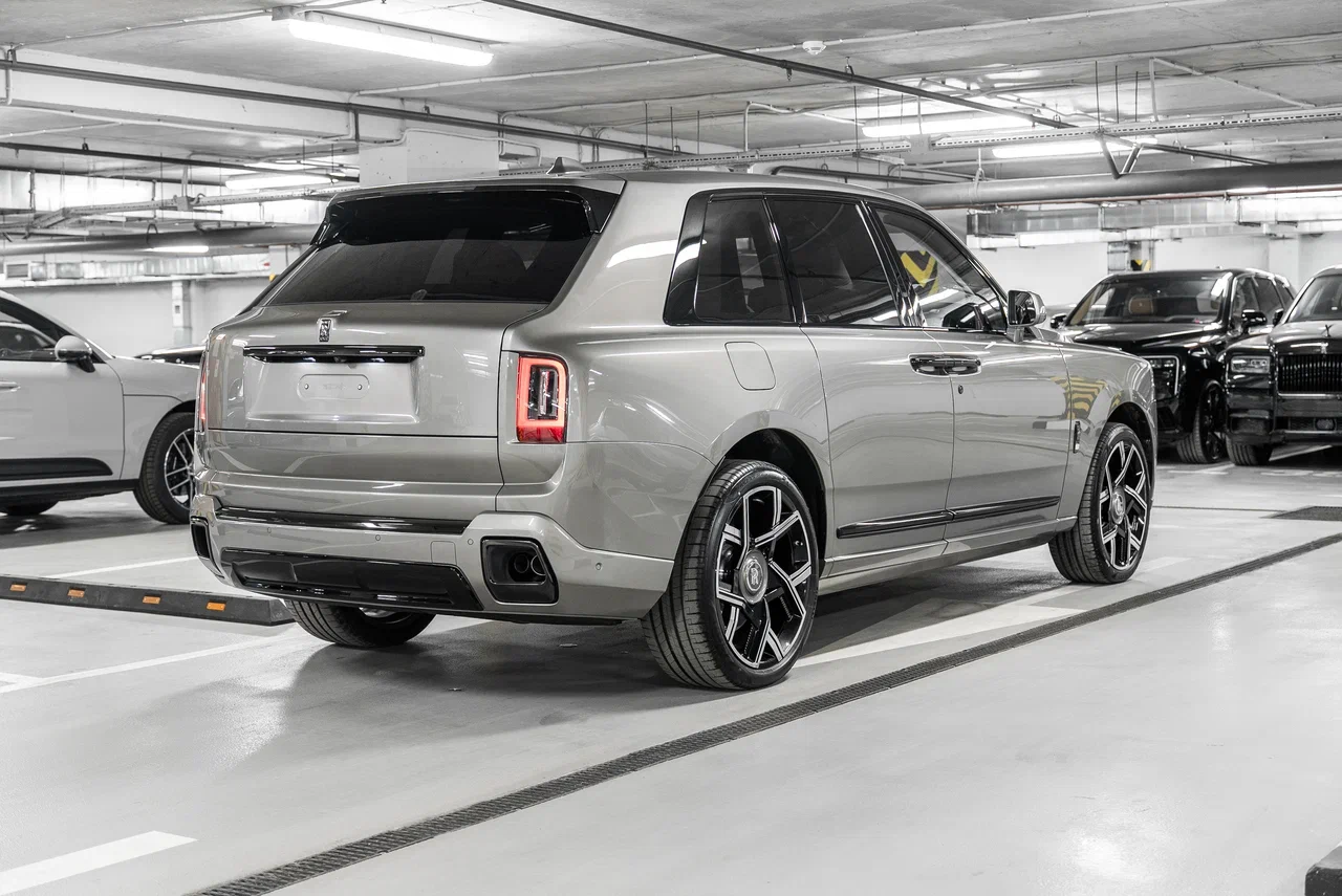 Rolls-Royce Cullinan Black Badge 2026 - фото 8