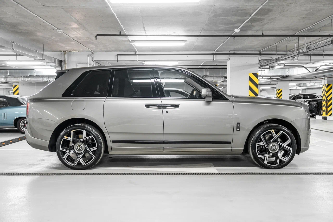 Rolls-Royce Cullinan Black Badge 2026 - фото 9