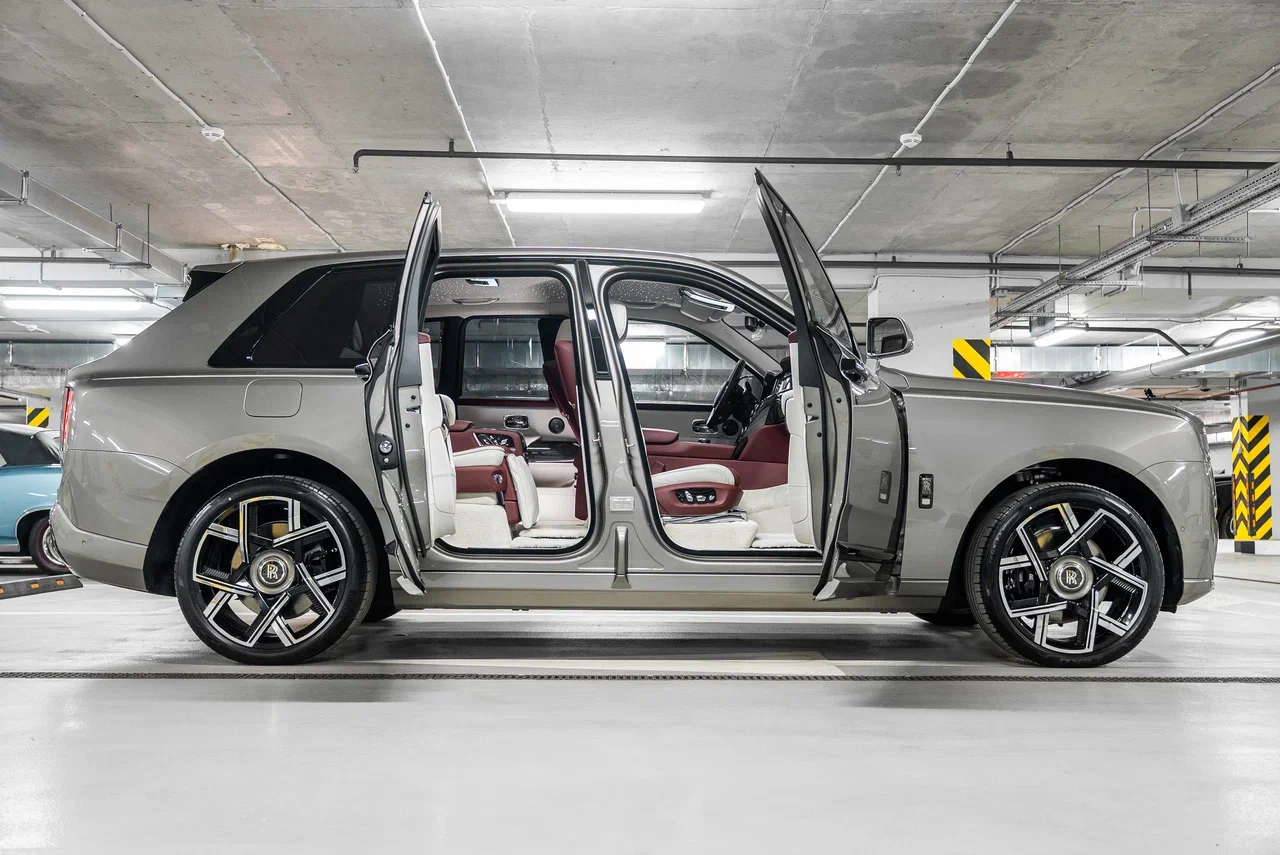 Rolls-Royce Cullinan Black Badge 2026 - фото 10