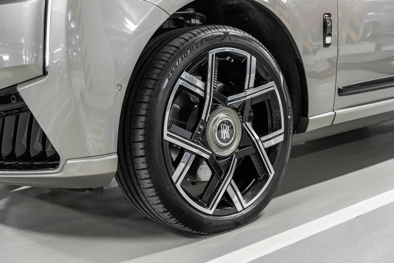Rolls-Royce Cullinan Black Badge 2026 - фото 11
