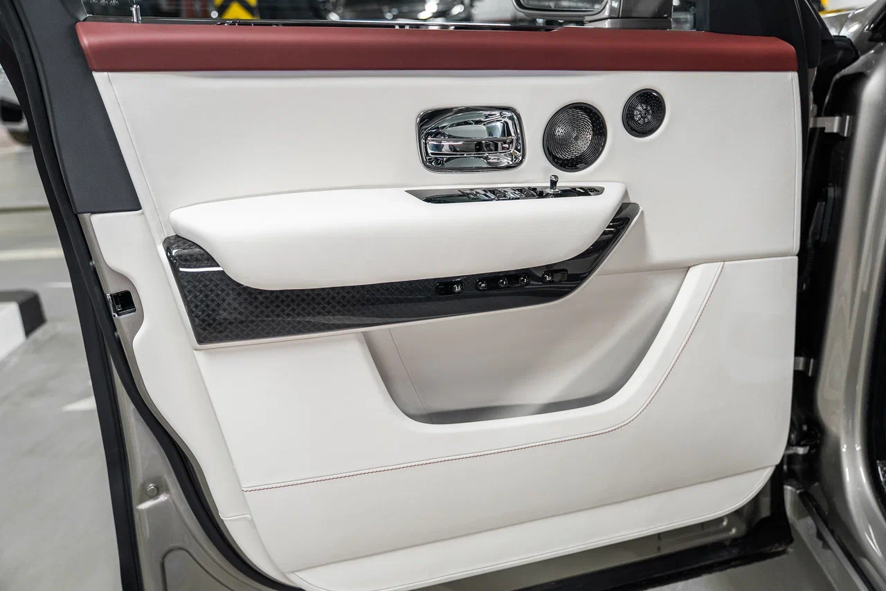 Rolls-Royce Cullinan Black Badge 2026 - фото 13