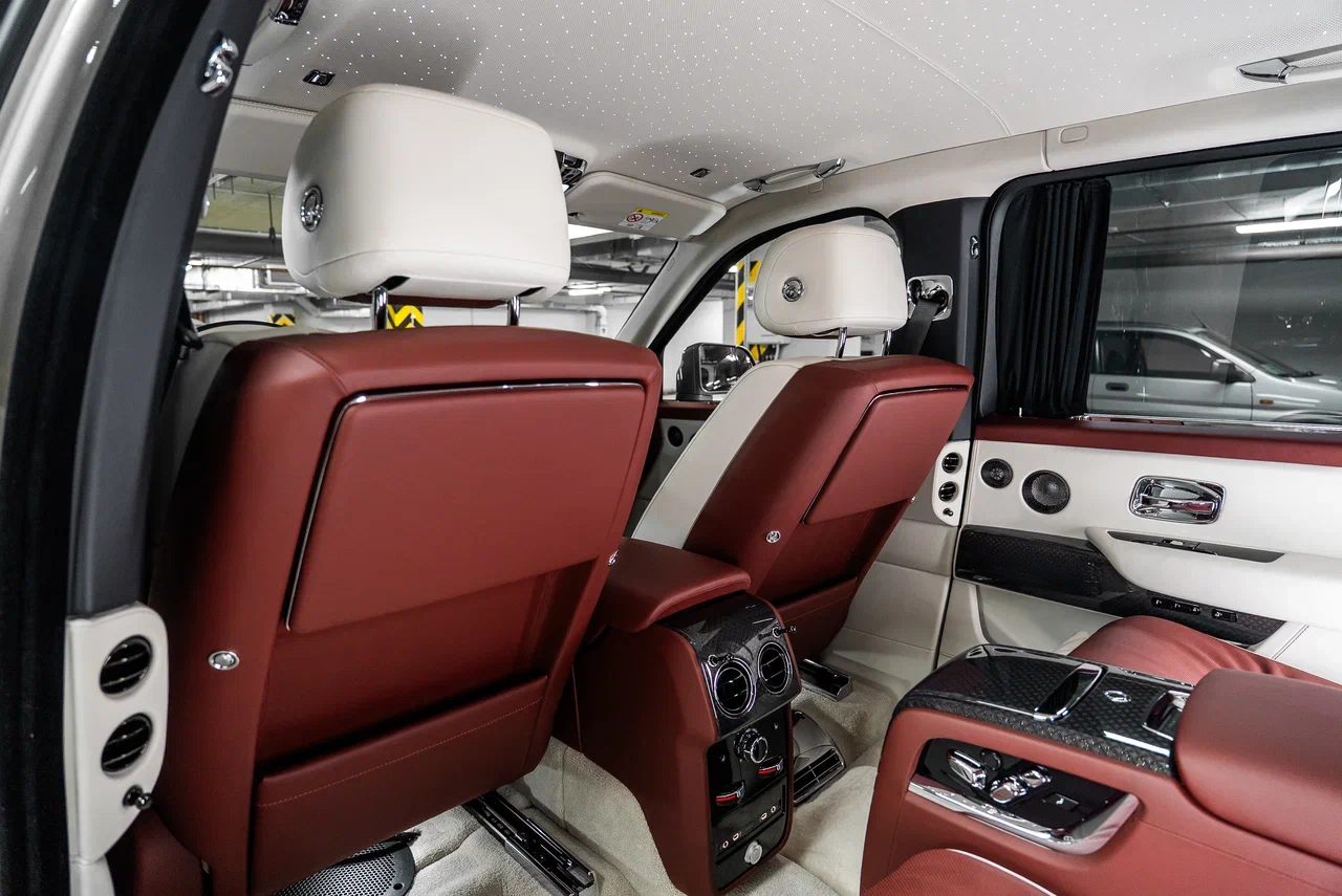 Rolls-Royce Cullinan Black Badge 2026 - фото 36