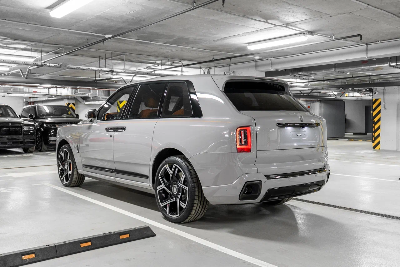 Rolls-Royce Cullinan Black Badge 2025 - фото 6