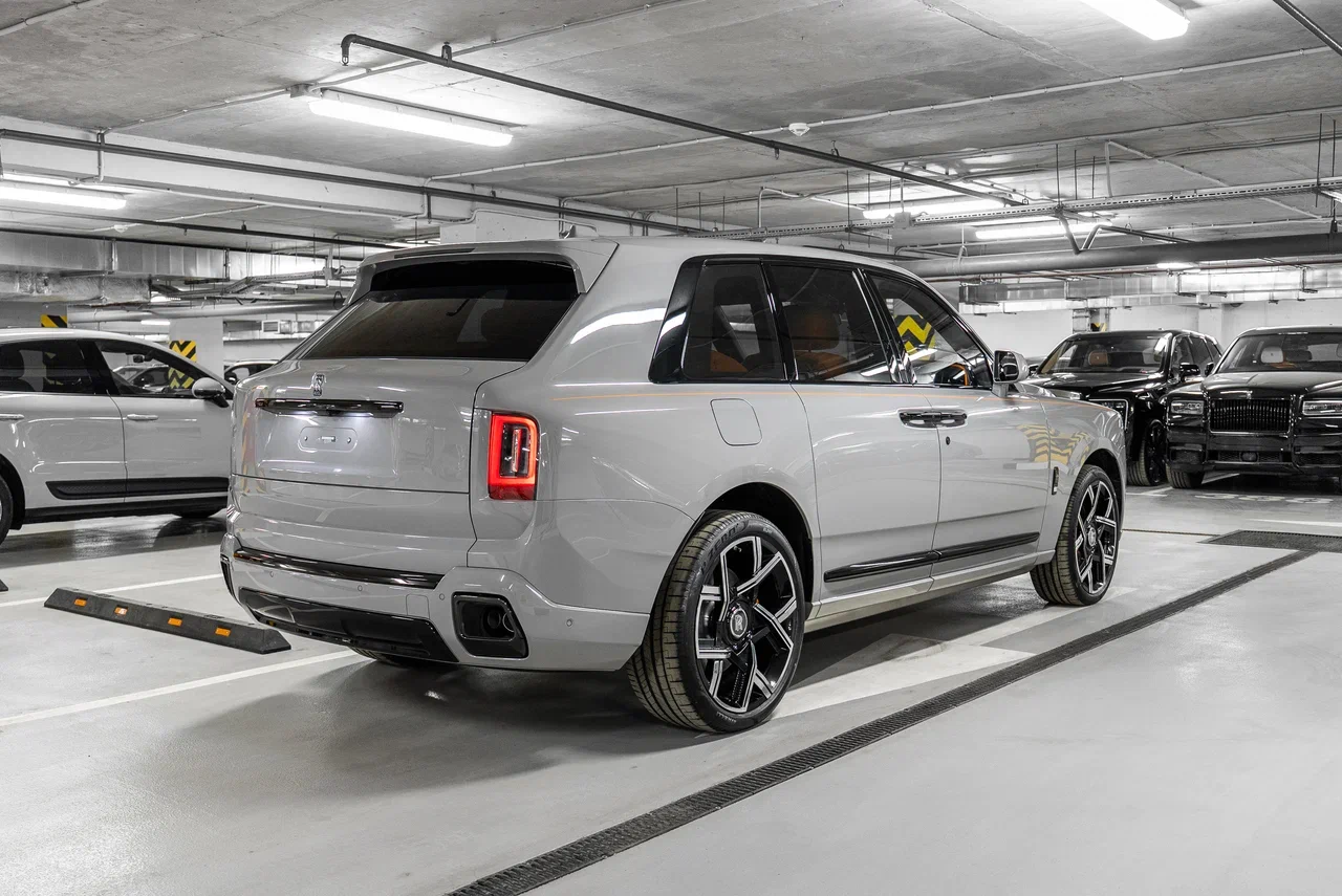 Rolls-Royce Cullinan Black Badge 2025 - фото 8