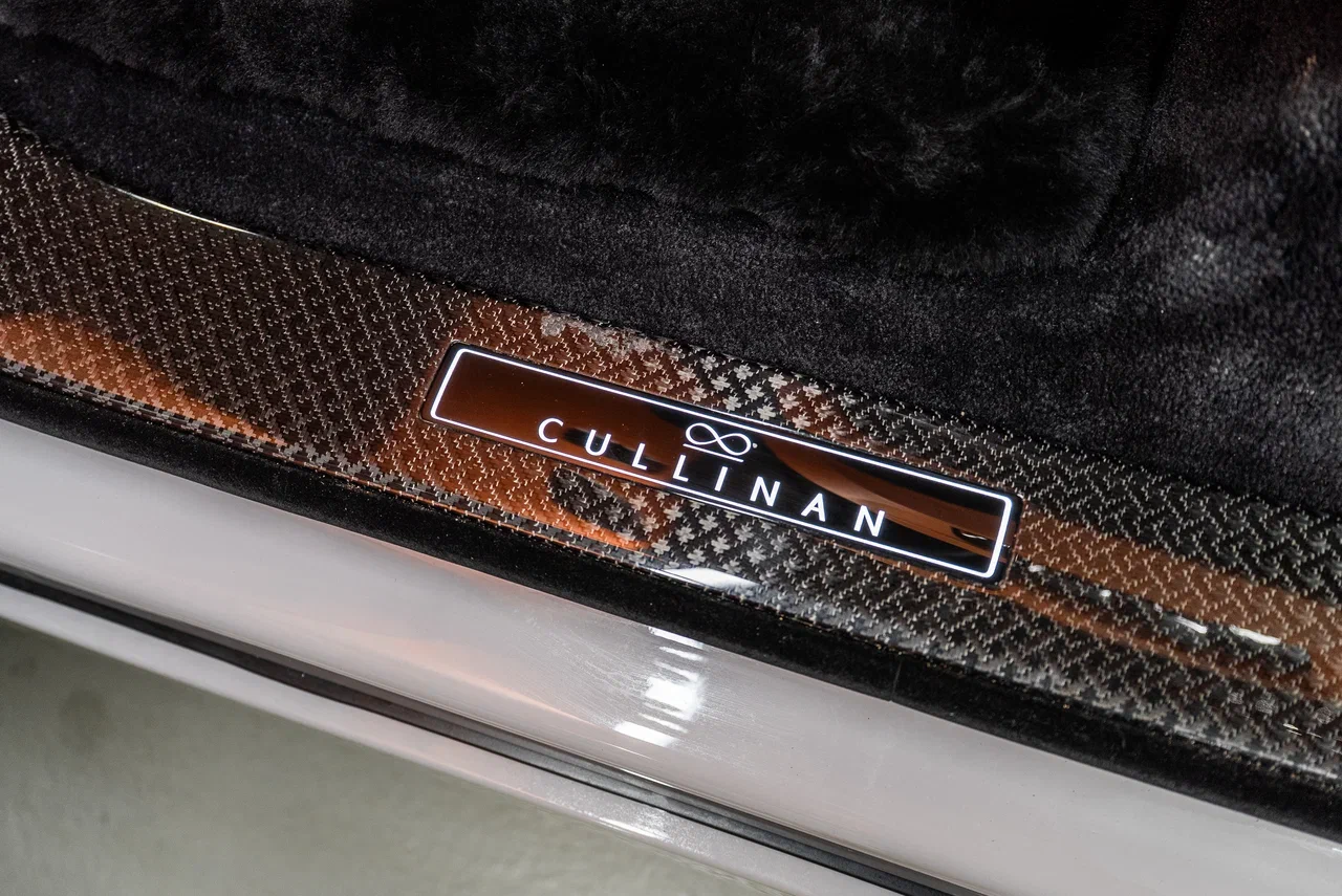 Rolls-Royce Cullinan Black Badge 2025 - фото 27