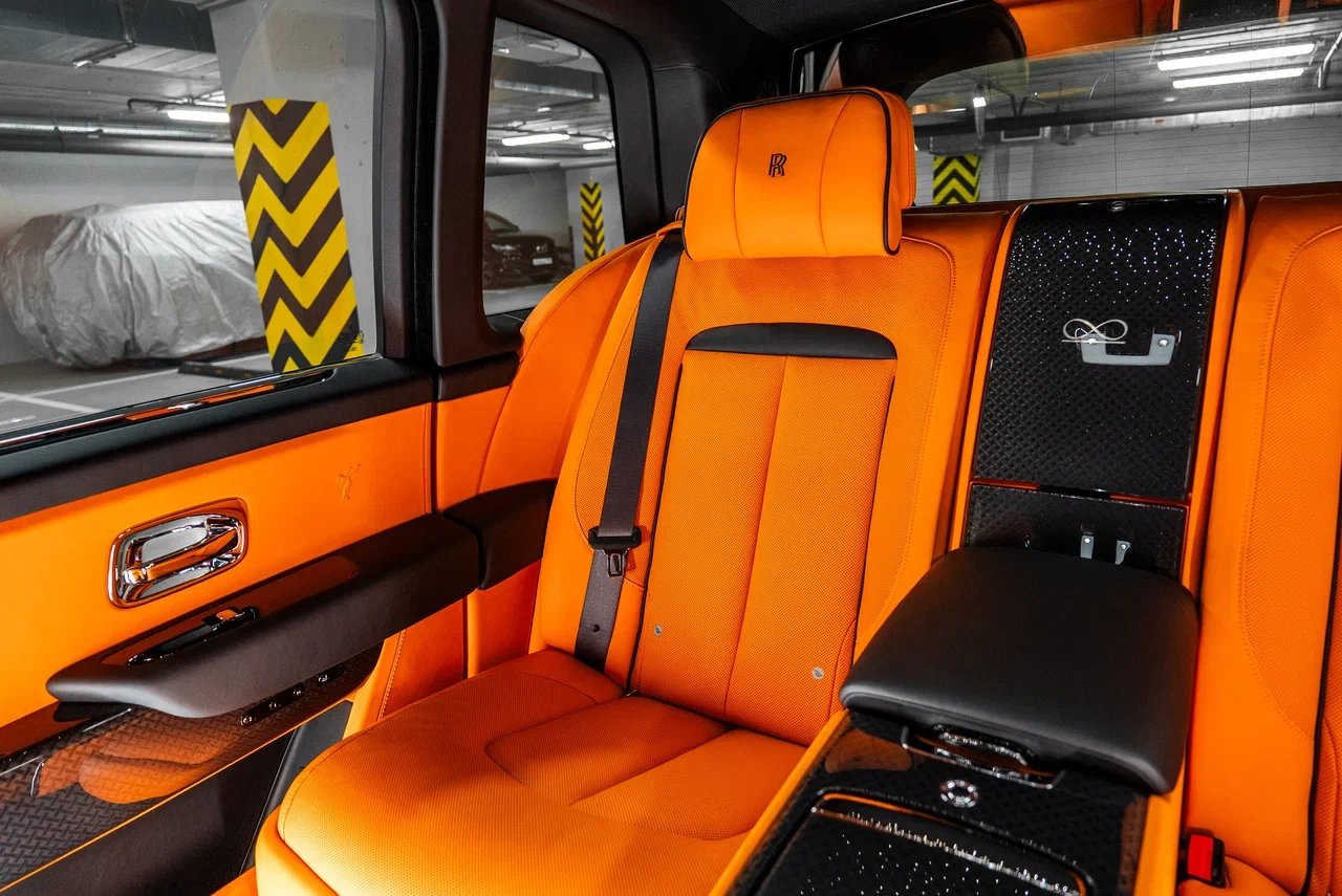 Rolls-Royce Cullinan Black Badge 2025 - фото 37